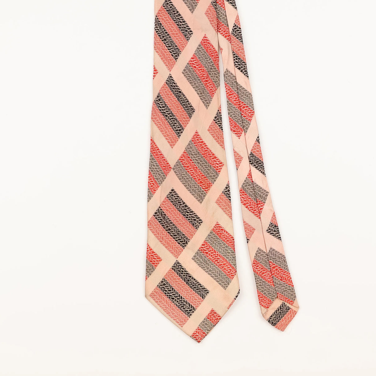 Front Detail of Vintage 1980's Geometric Patterned Tie