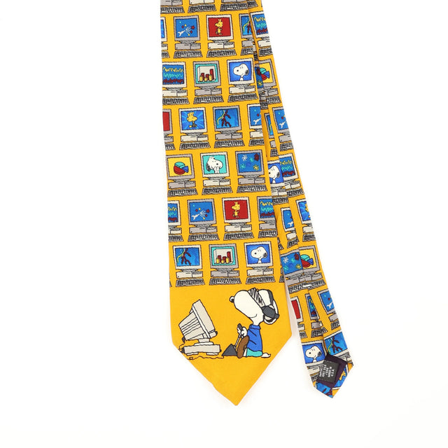 Front Front Detail of Vintage 1990's Peanuts Snoopy Cartoon Patterned Tie